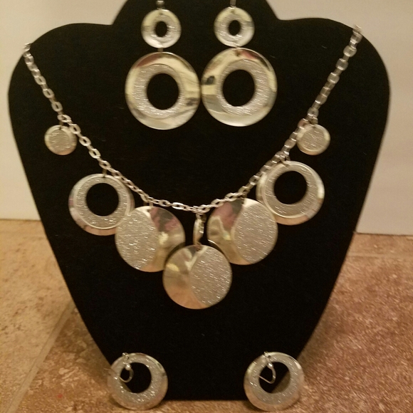Silver tone necklace with 2 pairs of earing set - Picture 1 of 8
